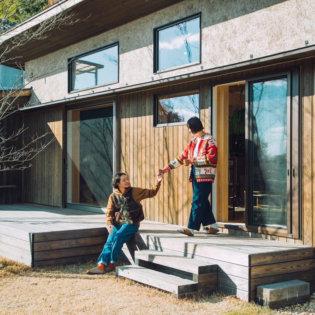 家の中でも庭でも。キャンプと暮らしをつなぐ平屋。